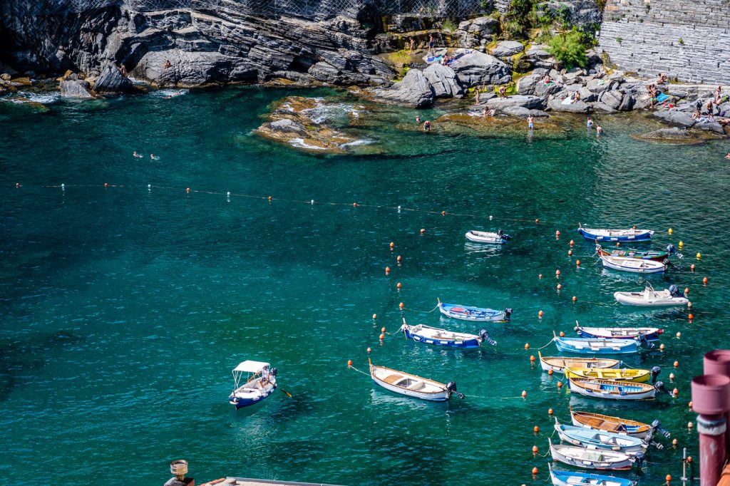 Pictures Vernazza, Cinque Terre Boats & Bathers
